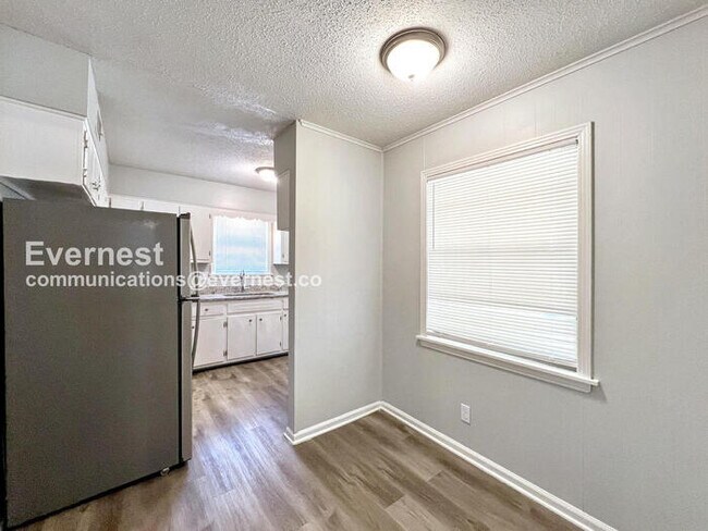 Foto del edificio - 3-Bedroom Home with Fenced Yard & Carport / Pet-Friendly / Coming Soon!