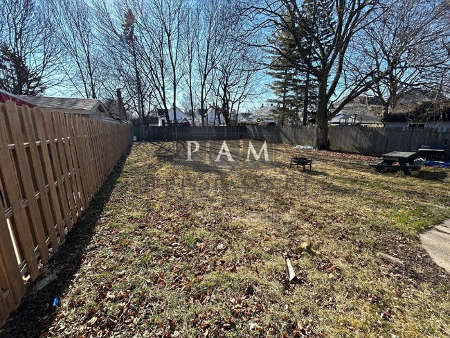 Building Photo - 823 Yout St