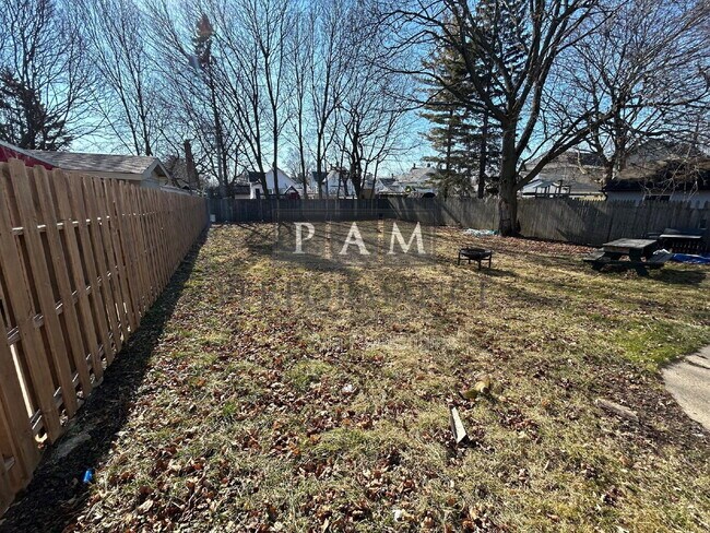 Foto del edificio - 823 Yout St