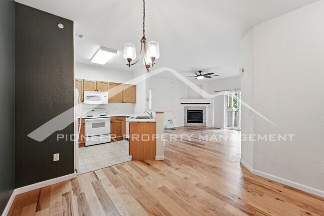 Building Photo - Spacious Condo with Central AC and Washer/...