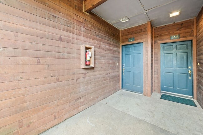 Building Photo - AVAILABLE NOW: Rare NW Hills Condo - 1 bed...