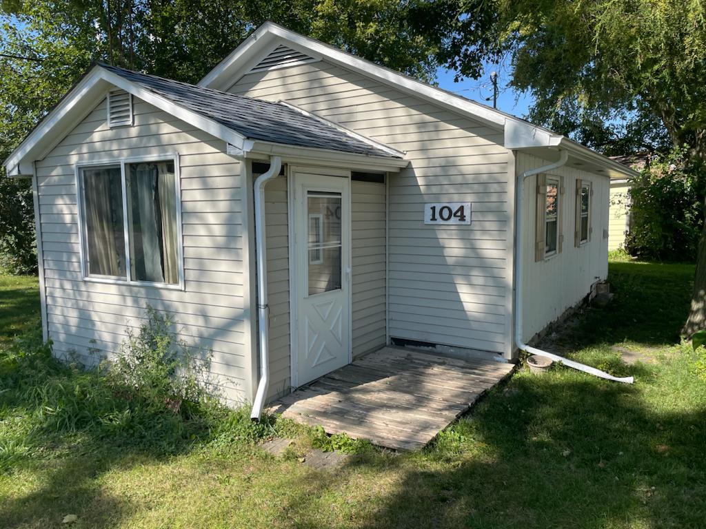 104 E Maple St, Roberts, IL 60962 House for Rent in Roberts, IL