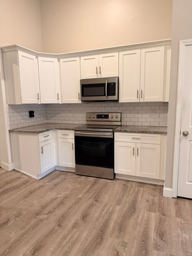 Building Photo - Charming 2 Bedroom, 1.5 Bath Guest Home with Peaceful Setting Available