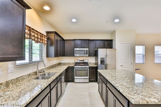Foto del edificio - 4 br, 2.5 bath House - 367 Taylor Springs St