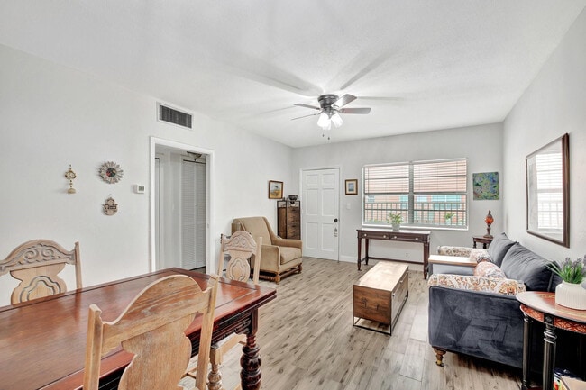 Foto del edificio - 1450 N Riverside Dr