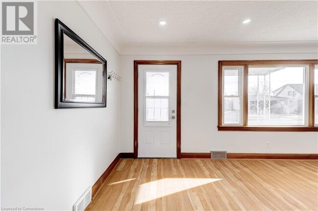 Building Photo - 662 Harriet St