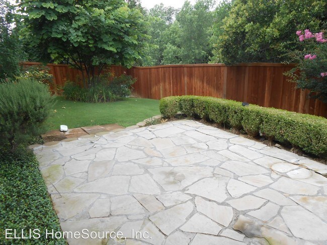 Building Photo - 142 Lairds Dr