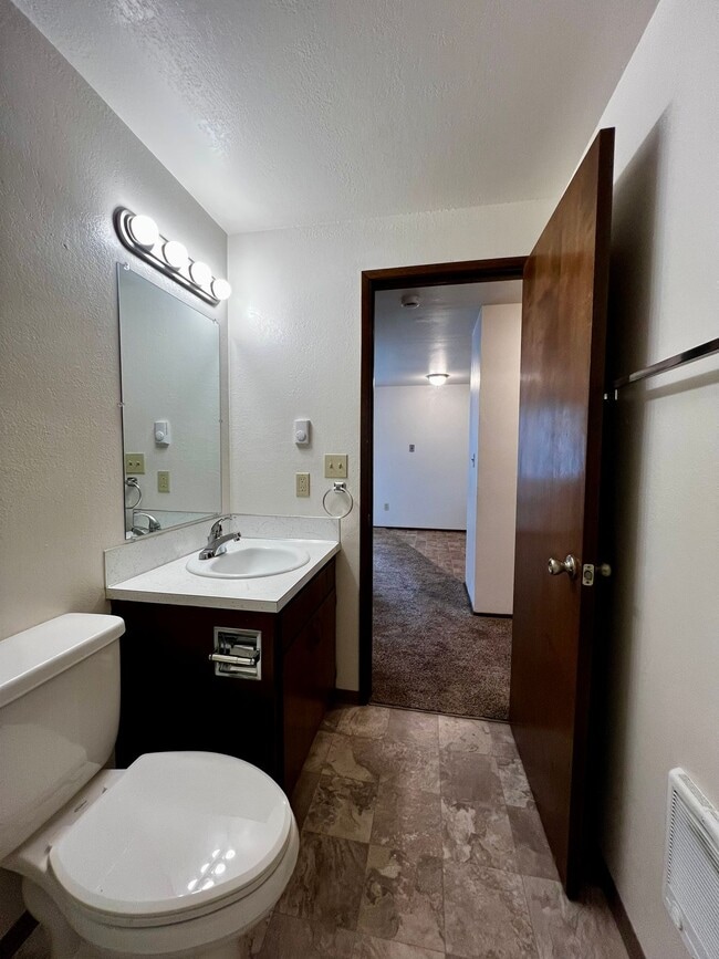 Foto del edificio - Non-Refundable & Security Deposit Total: $...