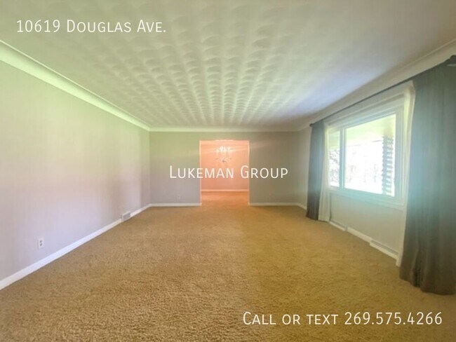 Foto del edificio - 10619 Douglas Ave