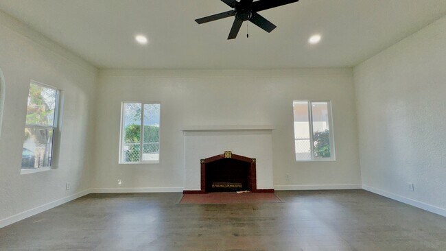 Building Photo - 4220 S Grand Ave