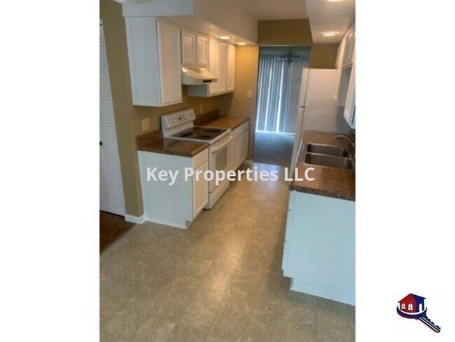 Foto del edificio - Very Spacious Condo, Two Bedroom w/Den - B...