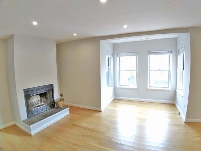 Building Photo - 711 G St NE