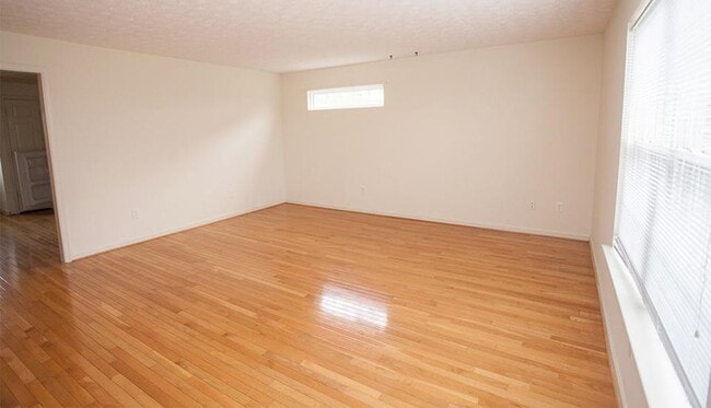 Building Photo - Well Maintained Townhouse in Great Location!