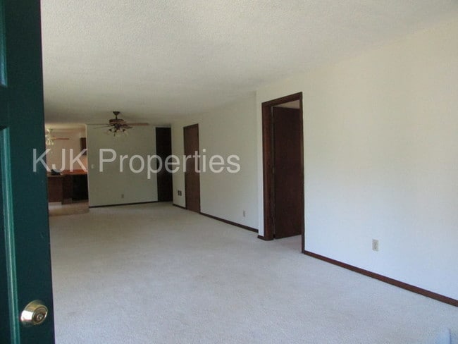 Foto del edificio - 2580 SE Courtney Rd