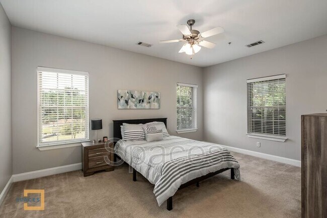 Foto del edificio - 3218 Veterans Memorial Pkwy