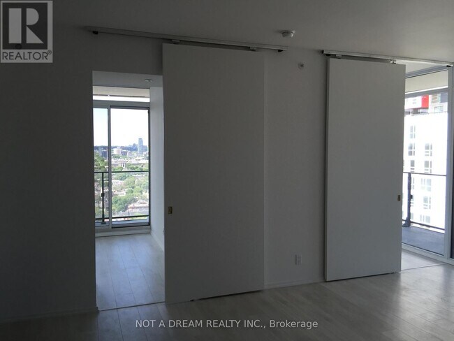 Building Photo - 125 Peter St