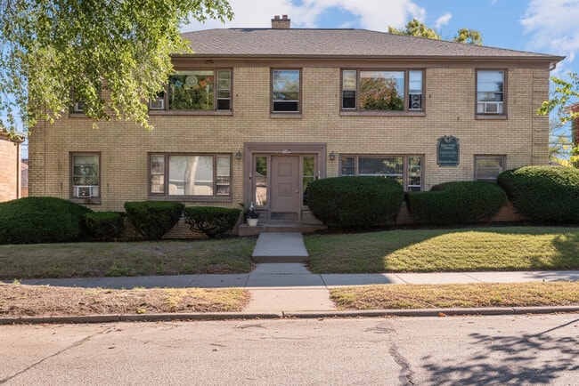 Building Photo - 608 N 90th St