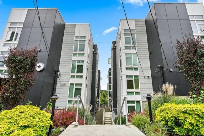 Building Photo - Discover Horizon Phinney!