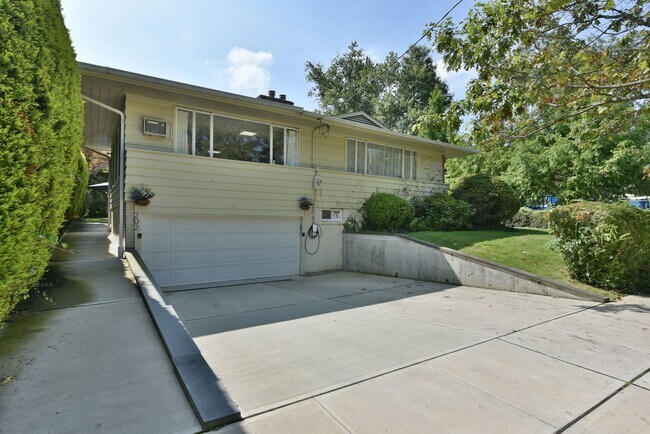 Foto del edificio - 202 Warwick Ave