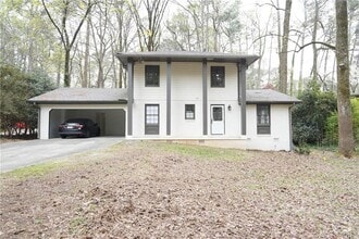 Building Photo - 2221 Pinecliff Dr NE