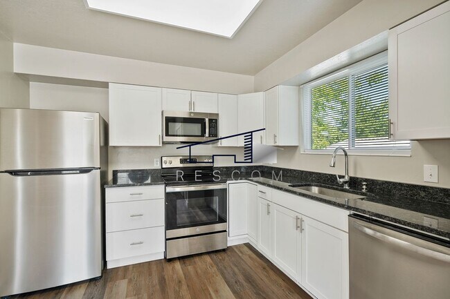 Foto del edificio - 221 N Pingree Ave