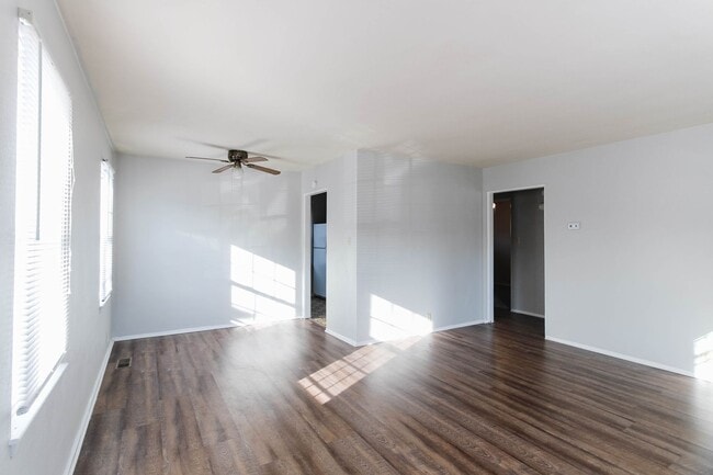 Building Photo - PRELEASING for AUGUST! Close to Campus