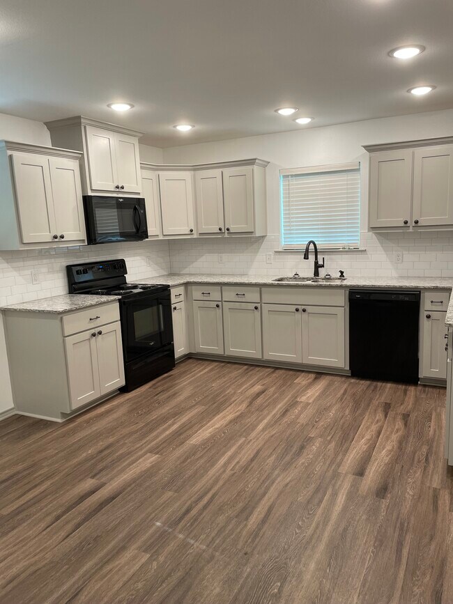 Building Photo - 2925 Greenhills Dr