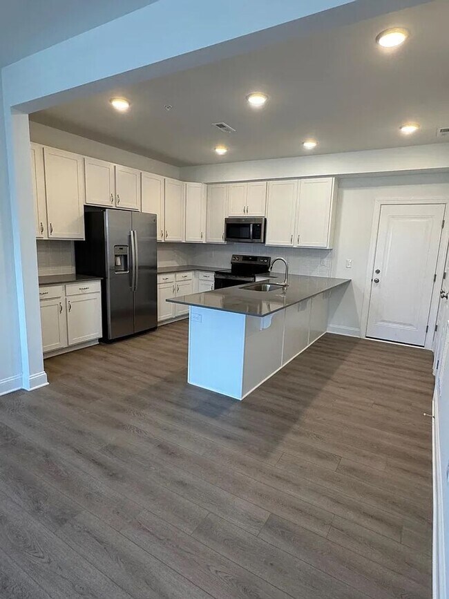 Foto del edificio - Stunning New Construction 3BD, 2.5BA Cary Townhome-Style Condo with a 1-Car Garage in a Prime Loc...