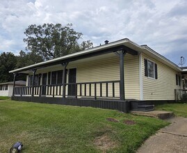 Building Photo - 3001 Jefferson Ave
