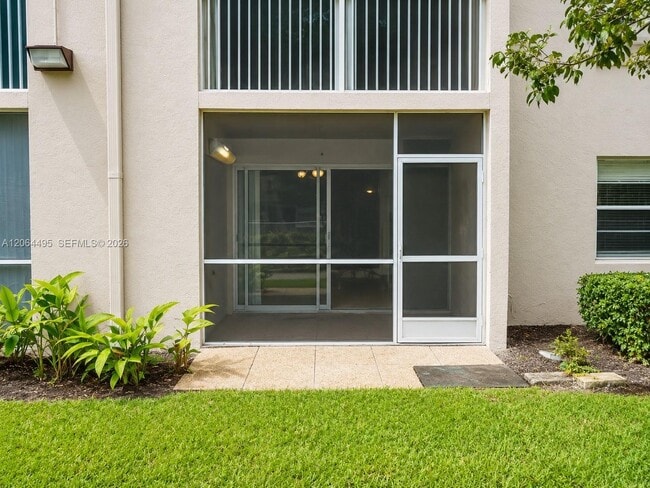 Foto del edificio - 8750 Royal Palm Blvd