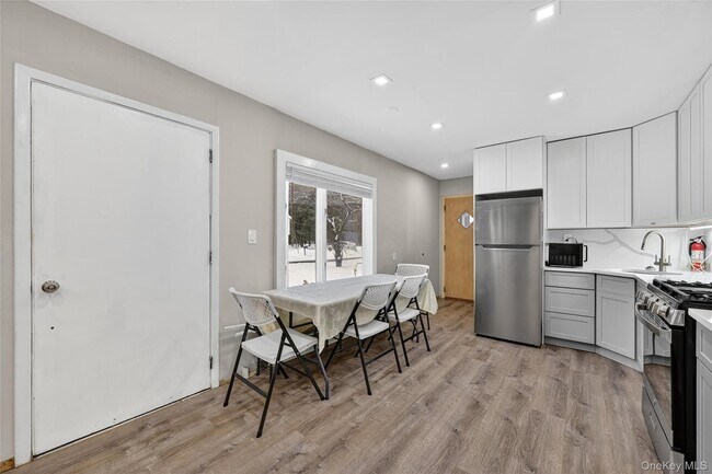 Foto del edificio - 28 Edward Ave