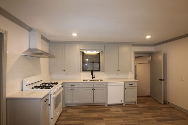 Building Photo - Coming Soon! Updated 3 Bed 2 Bath Rental! ...