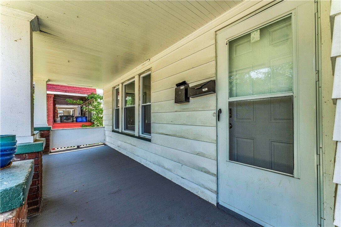 364 E 161st St Cleveland, OH 44110 – photo 3