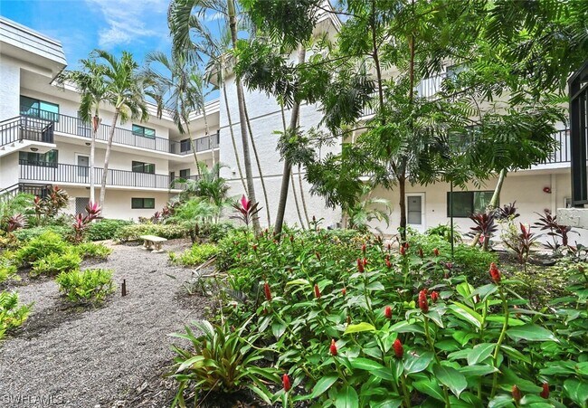 Foto del edificio - 788 Park Shore Dr