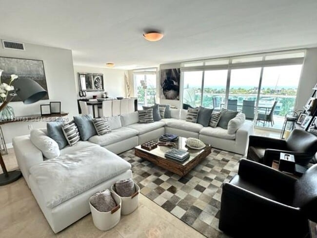 Building Photo - 20201 E Country Club Dr