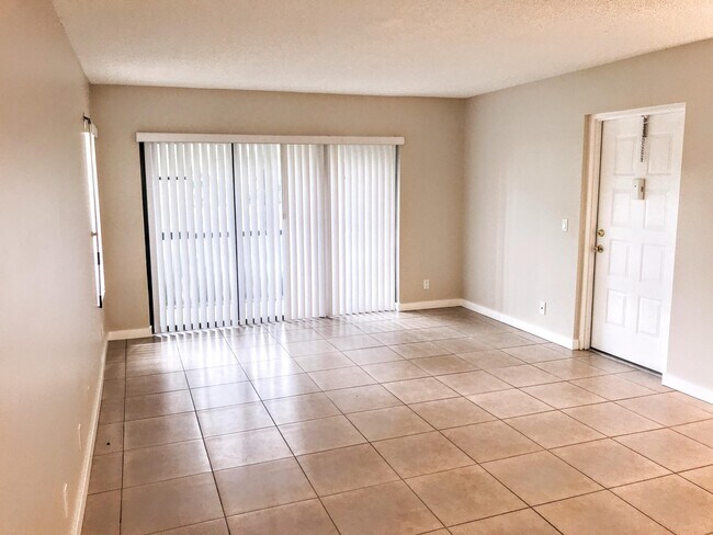 Building Photo - 721 Sunny Pine Way