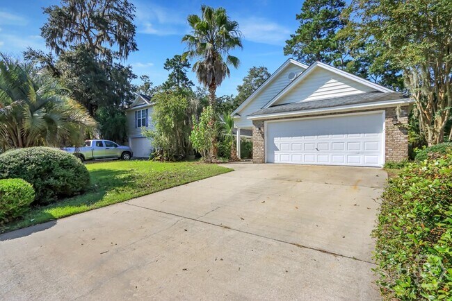 Foto del edificio - 120 Oak Ridge Cir