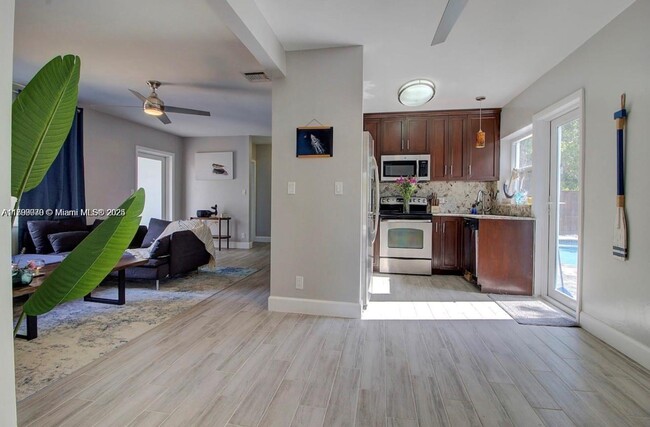 Building Photo - 320 SW 11th Ct