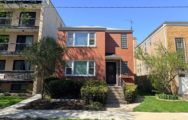 Building Photo - 2736 W Farragut Ave