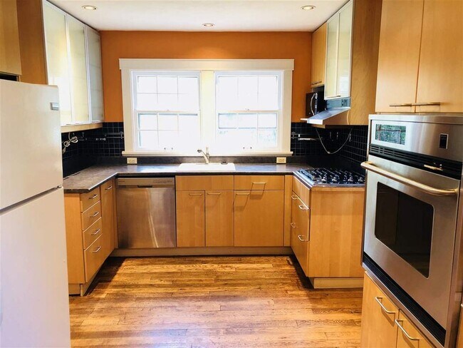 Foto del edificio - Beautiful 3 BR Home Near Bryan Park