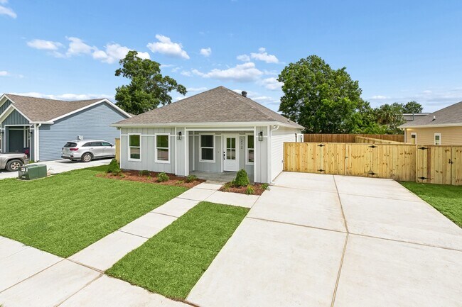 Building Photo - 212 Cathedral Dr