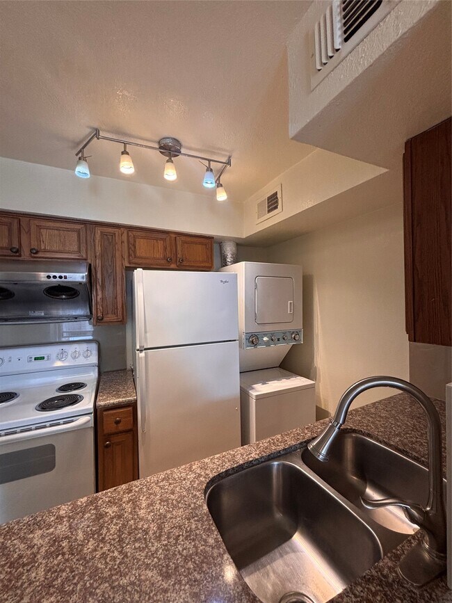 Foto del edificio - 2110 Wilcrest Dr