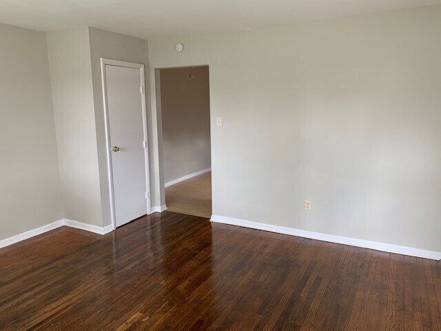 Foto del edificio - 4641 CREWSTVIEW AVENUE