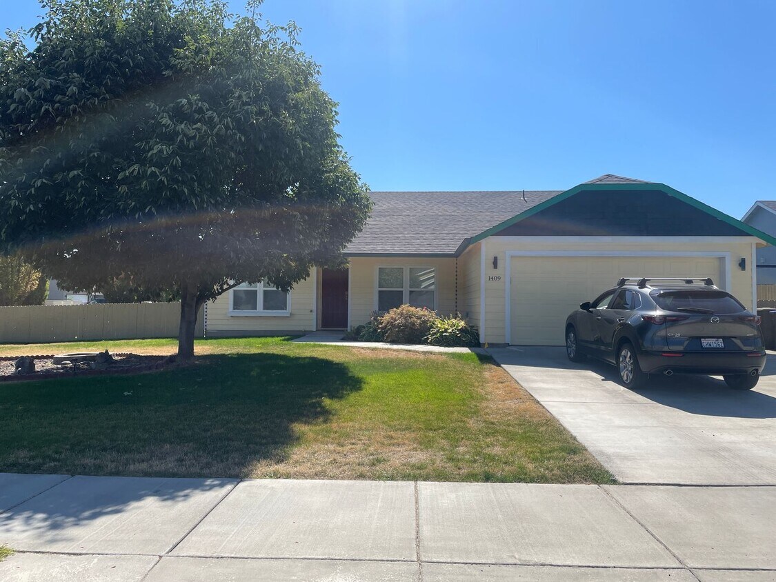 Primary Photo - Well Maintained 3 Bedroom Home, Landscape ...