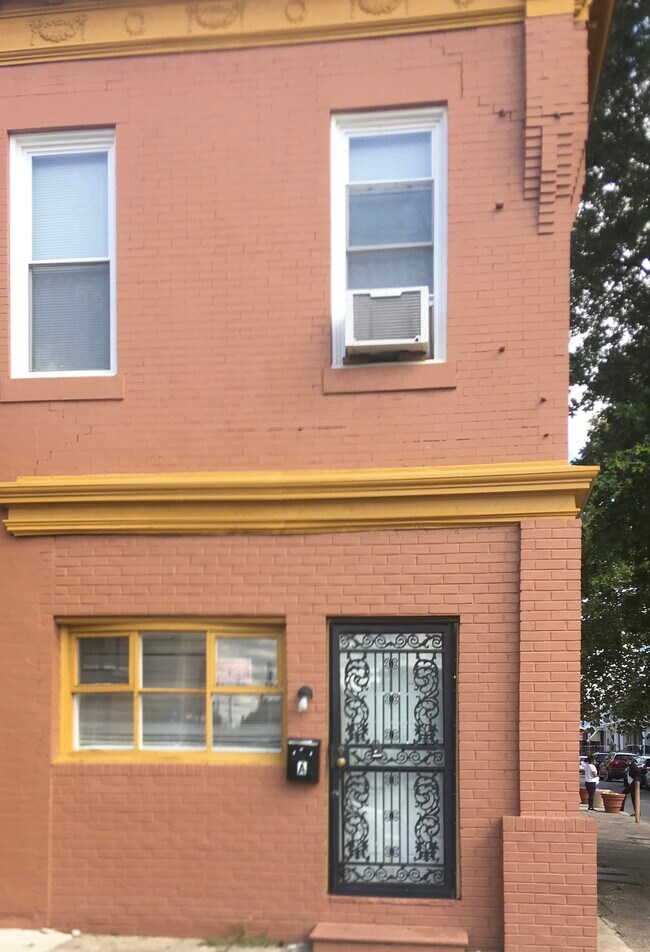 Front entryway - 1825 W Butler St