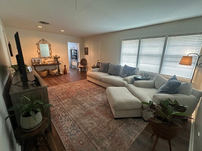 Foto del edificio - 1346 Hillcrest Dr