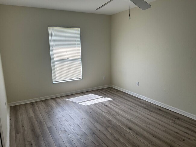 Foto del edificio - COMING MID NOVEMBER  3/2 Spacious home off...