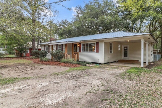 Foto del edificio - Completely Renovated 3 Bed 2 Bath home with HUGE fenced yard & shed