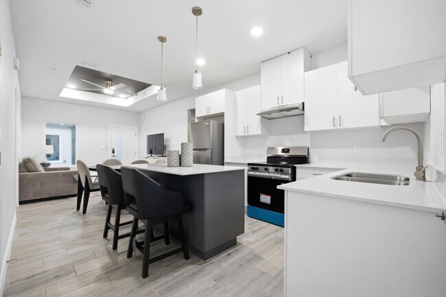 Foto del edificio - 1600 Clinton St