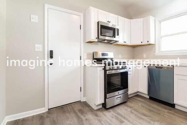 Building Photo - Convenient Location! Fully Renovated 3-Bed...